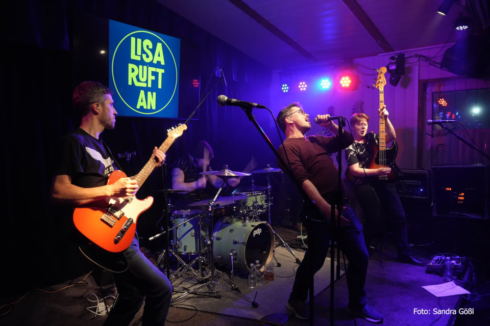 Die Band "Lisa ruft an" performt auf einer Bühne